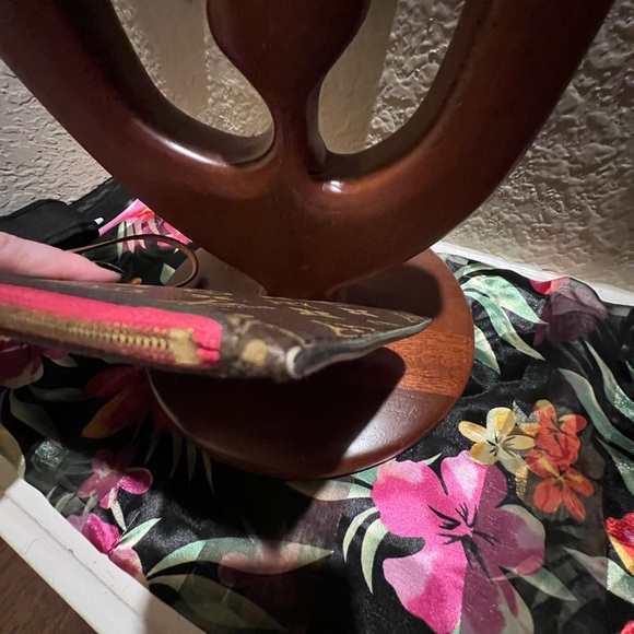 Louis Vuitton Neverfull Pouch - Picture 4 of 12